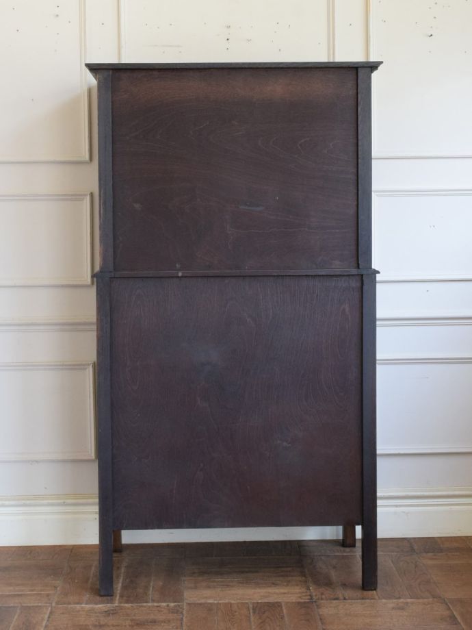 アンティークチェストの後ろ姿