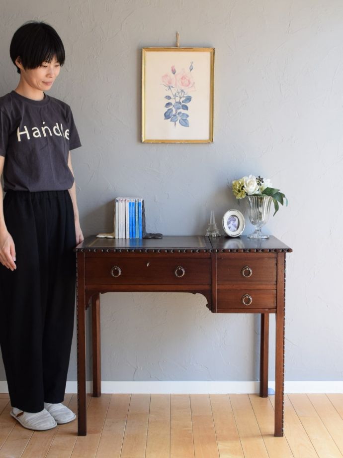 英国アンティークのデスク