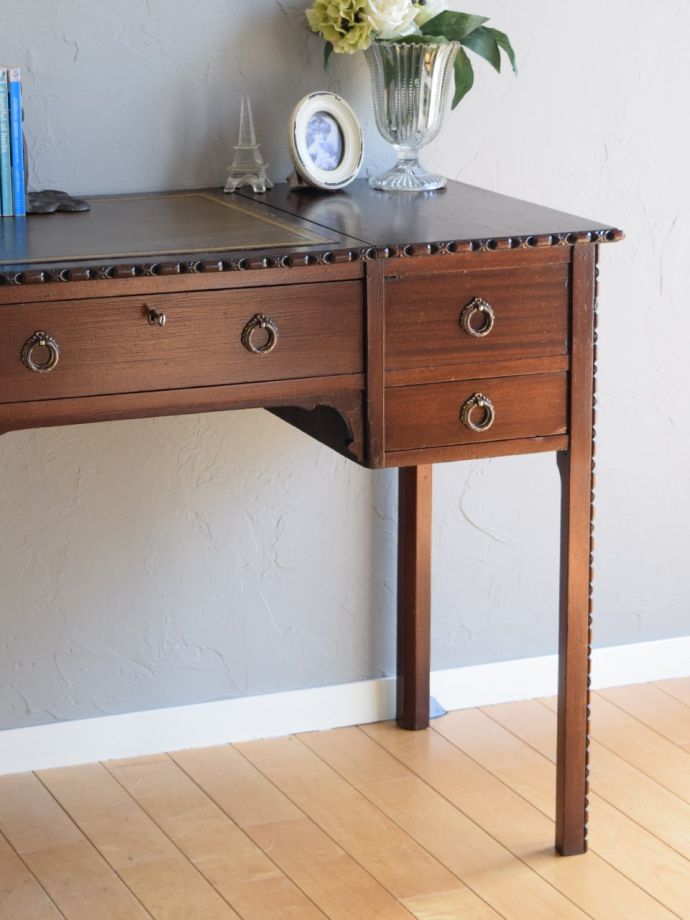 アンティークデスクの美しい木目