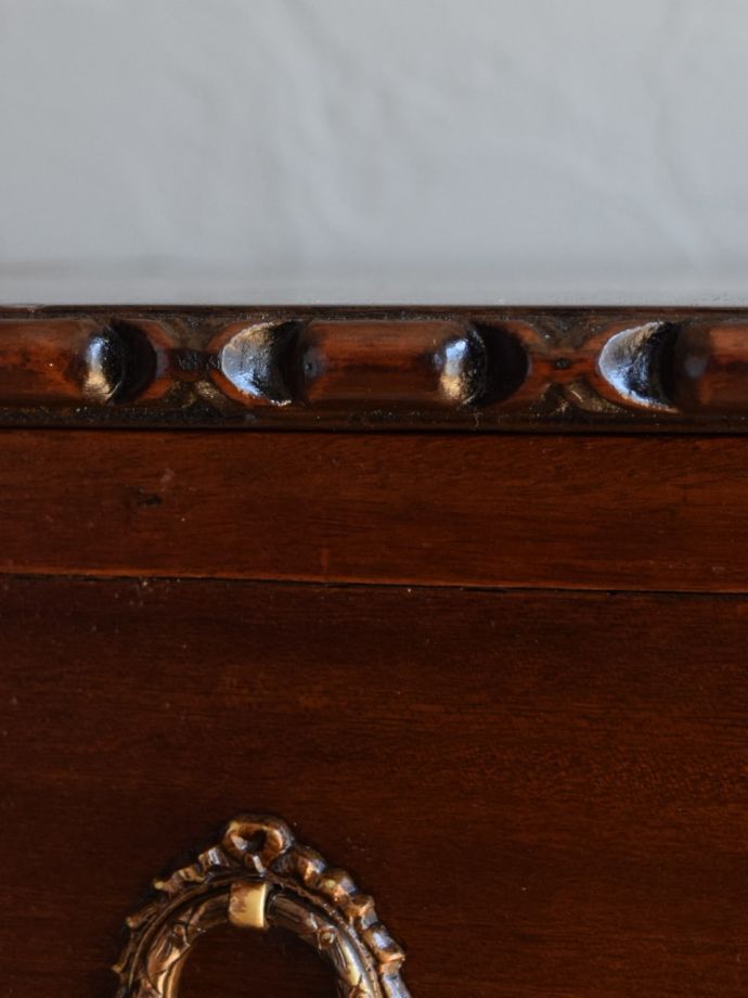 英国アンティーク家具らしい装飾