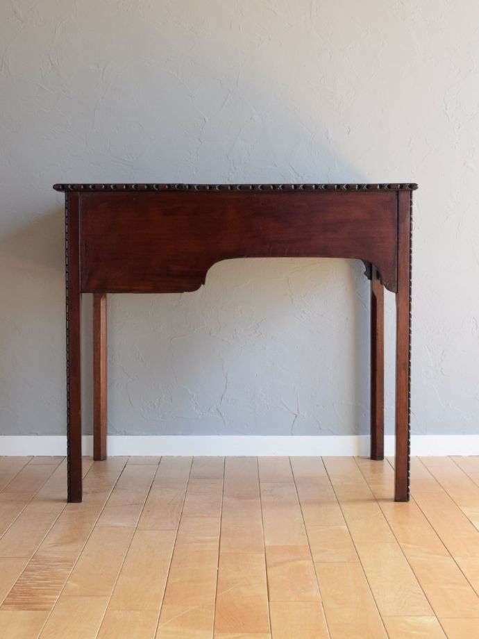 アンティークデスクの後ろ姿