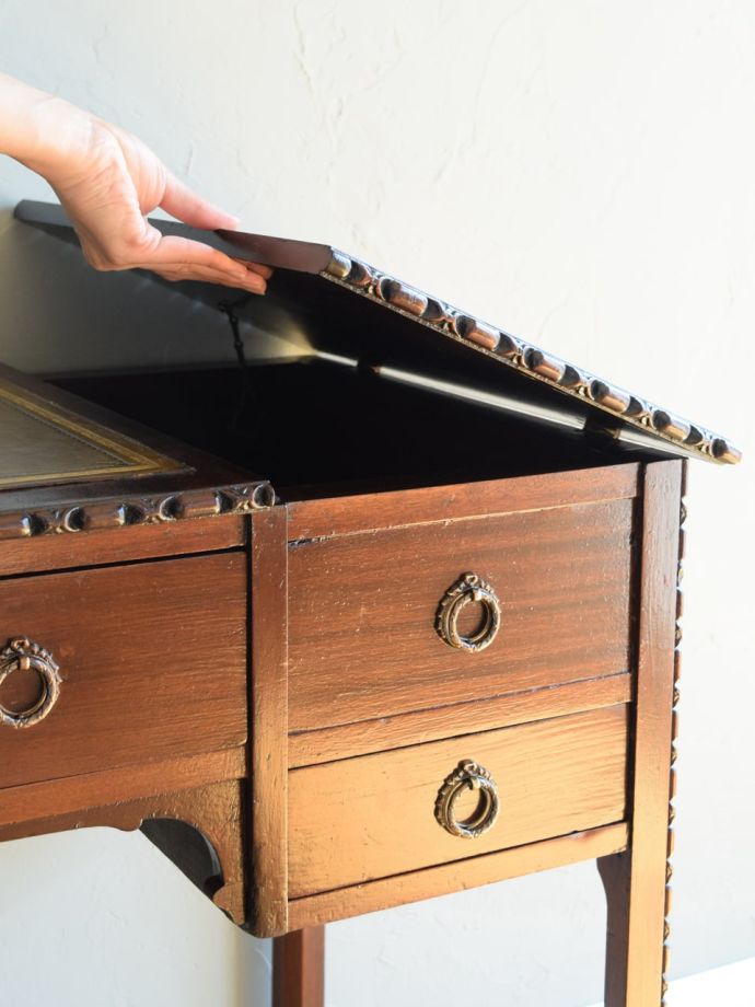 デスクの天板が開きます