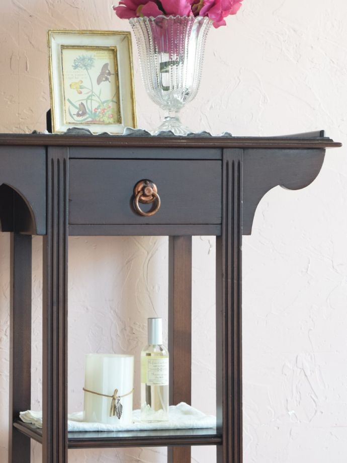 英国のアンティーク家具らしいデザイン