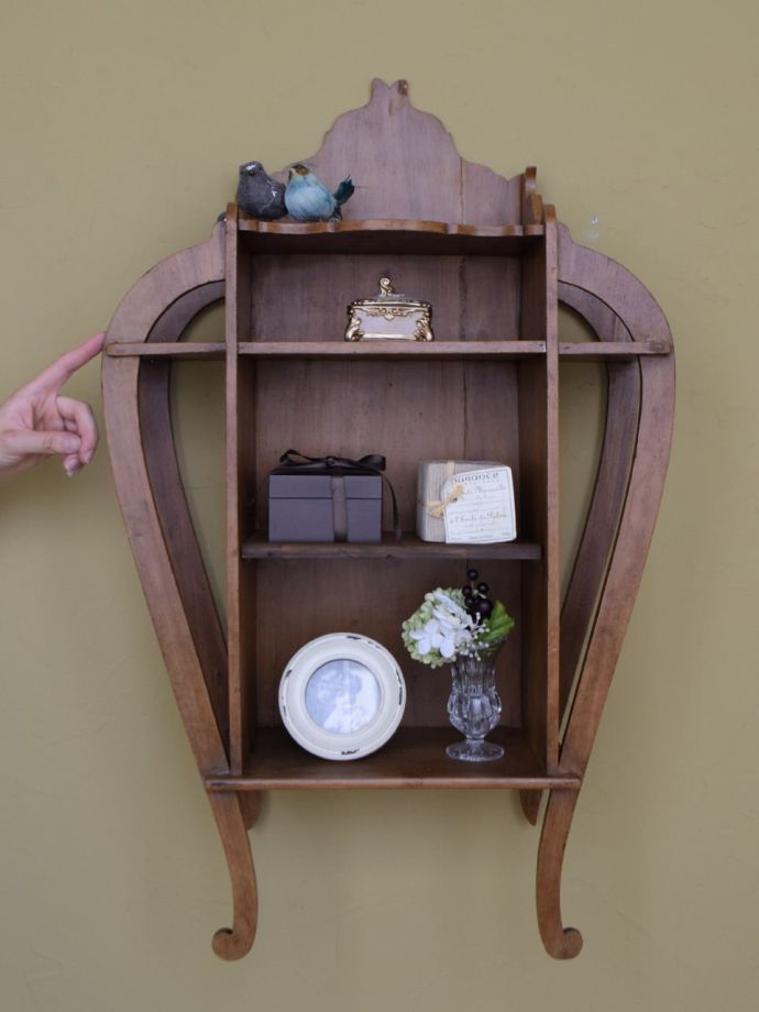 英国アンティークのウォールシェルフ、曲線を描くデザインがオシャレな