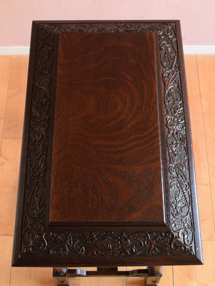 アンティークのサイドテーブルの天板