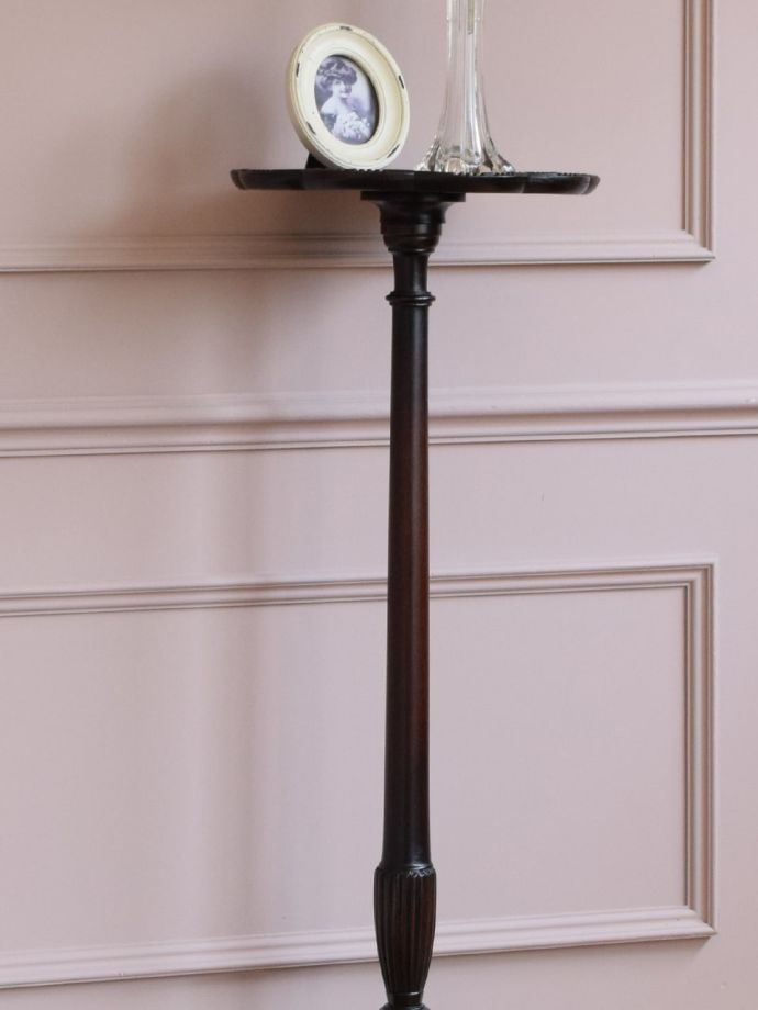 英国のアンティーク家具らしいデザイン