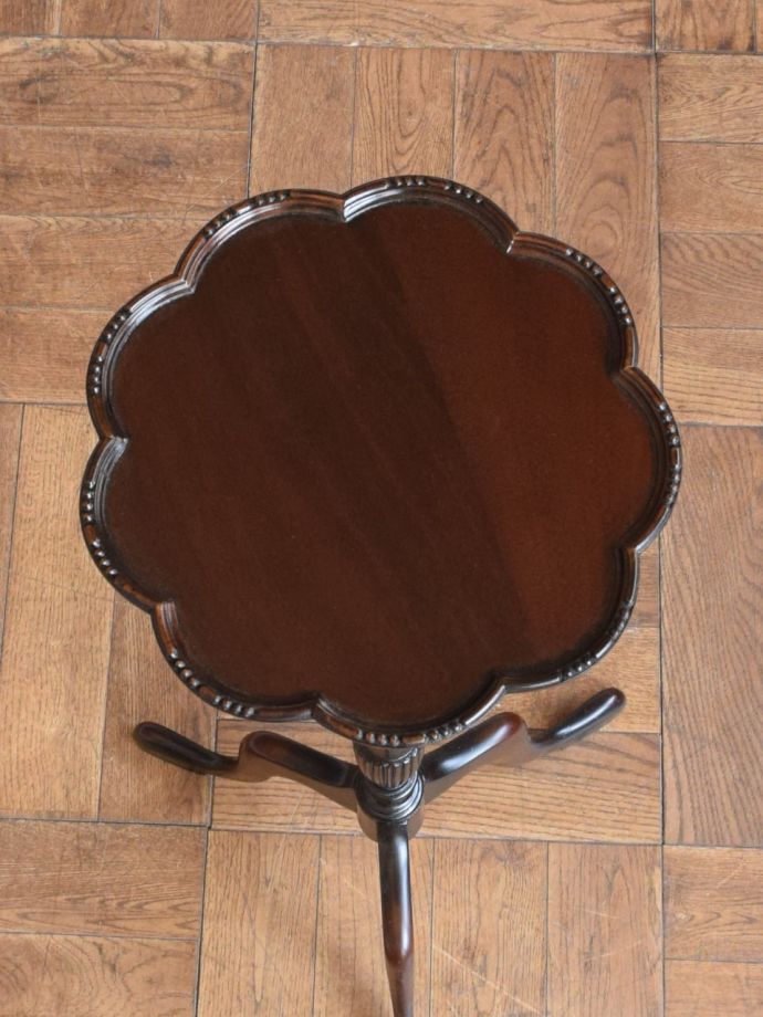 アンティークのプランツスタンドの天板