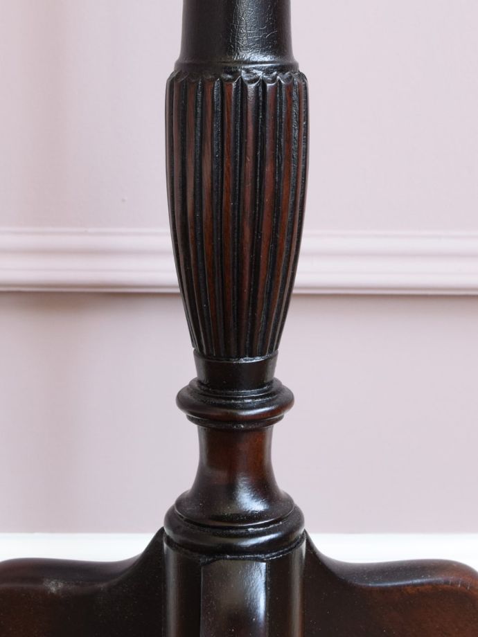 英国アンティーク家具らしい装飾