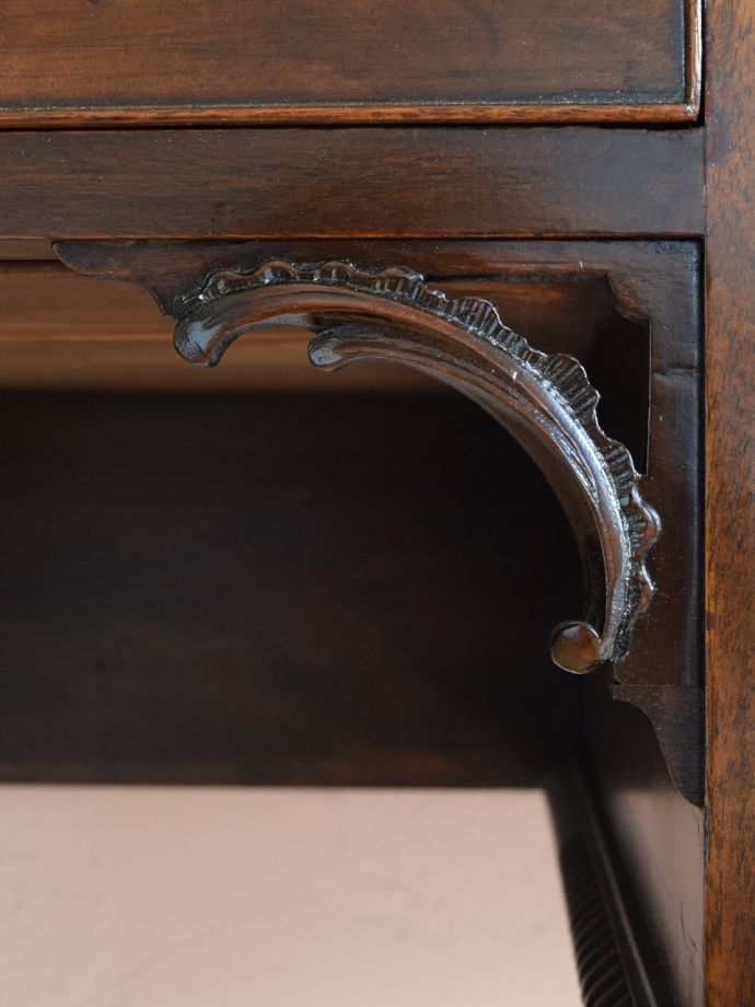 英国アンティーク家具らしい彫