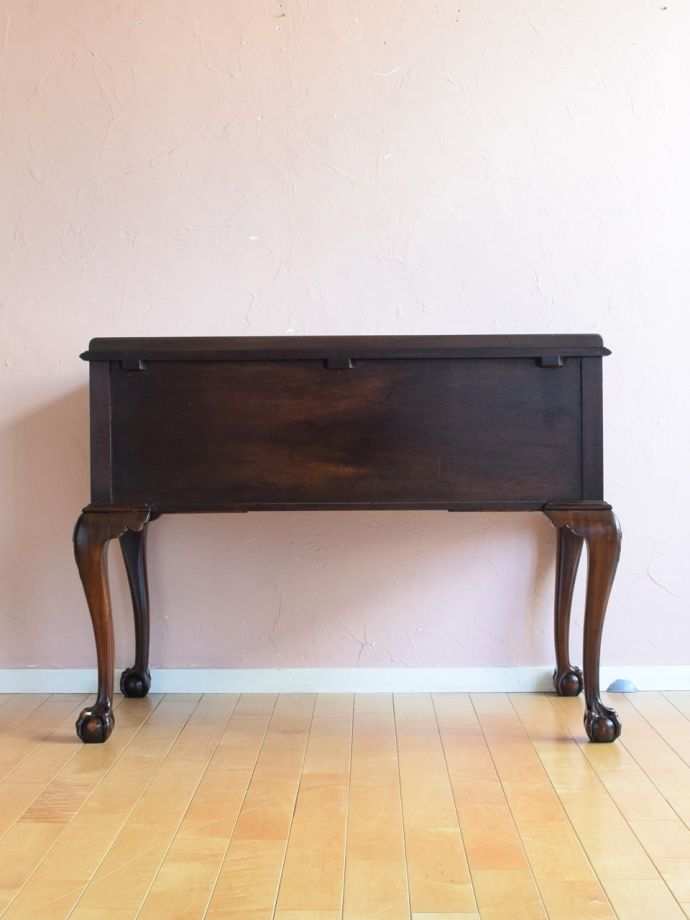 アンティークデスクの後ろ姿