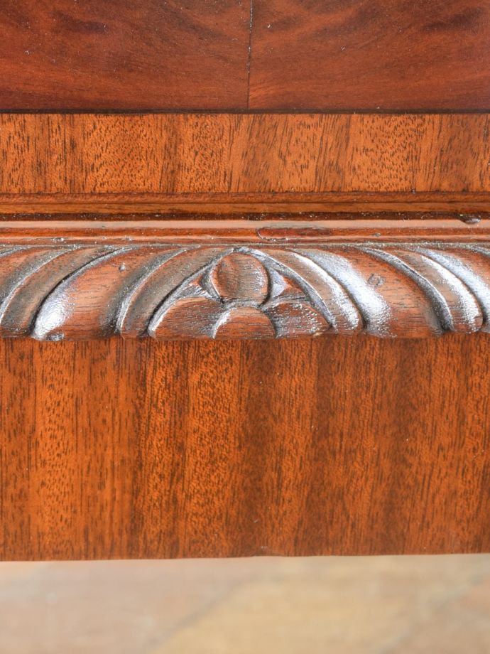 アンティークビューローの装飾