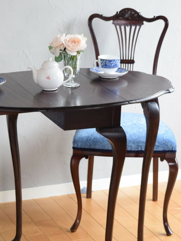 伸長式のおしゃれなアンティークテーブル