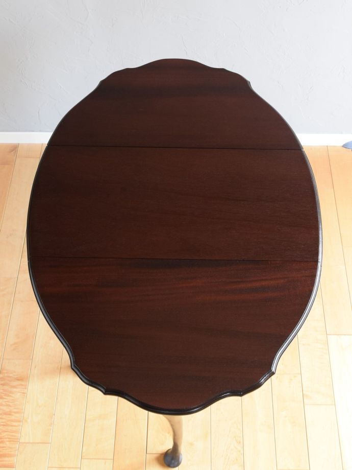 天板を広げたアンティークのテーブル