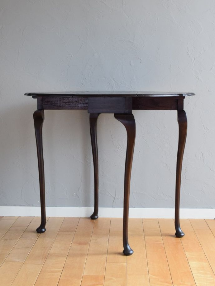 両足を広げた折り畳み式テーブル