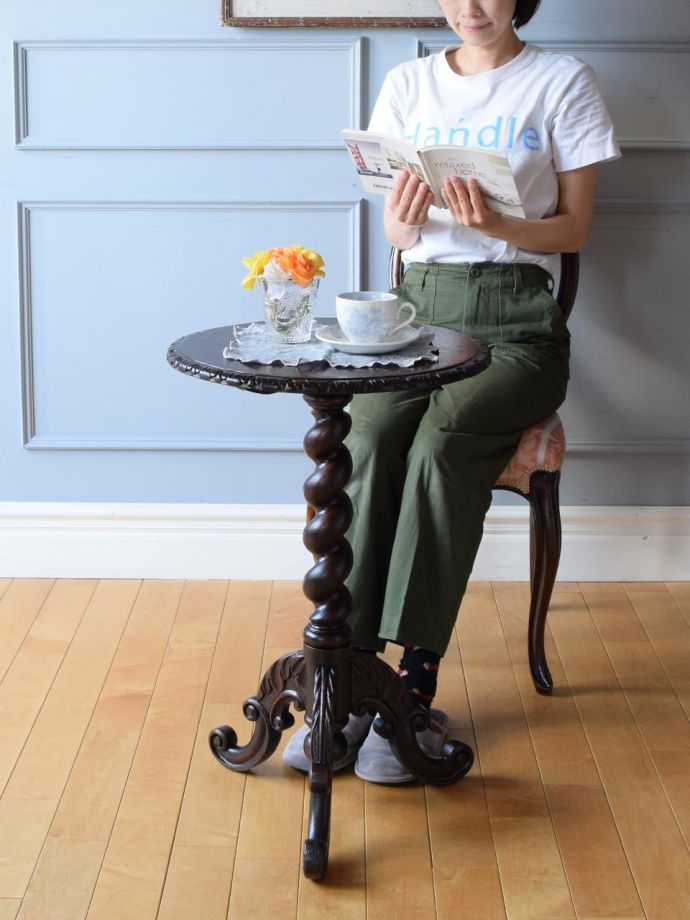 アンティークのワインテーブル