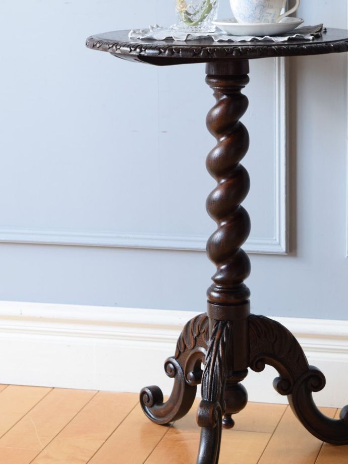 英国スタイルのアンティークテーブル