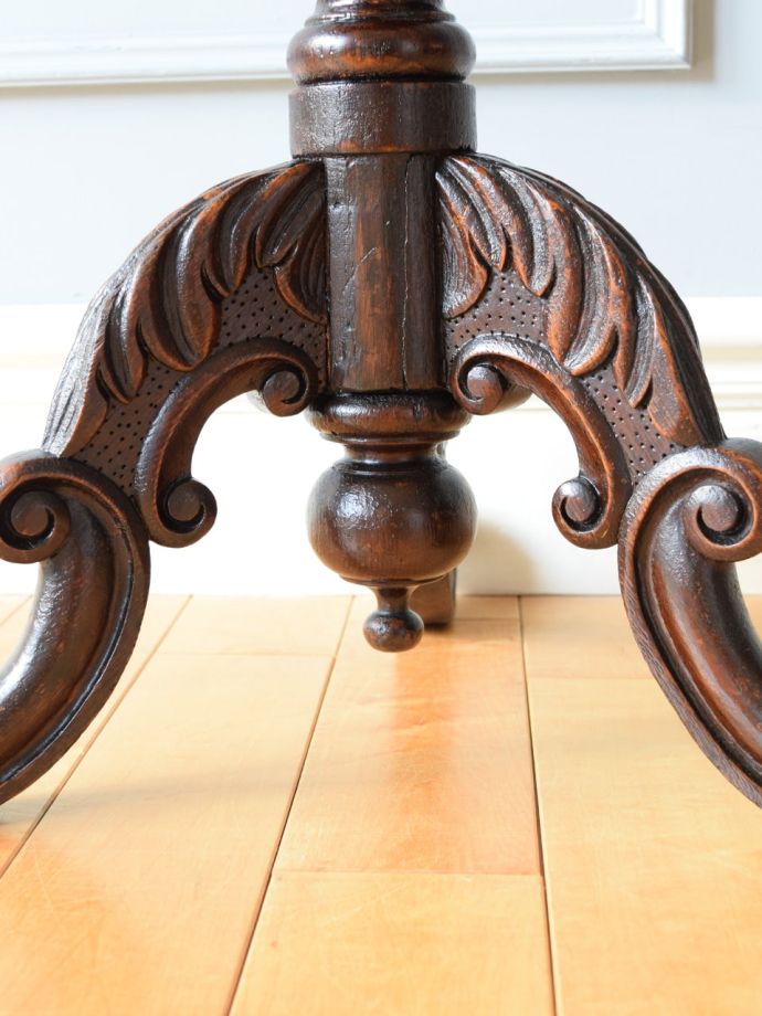 英国アンティーク家具らしい装飾