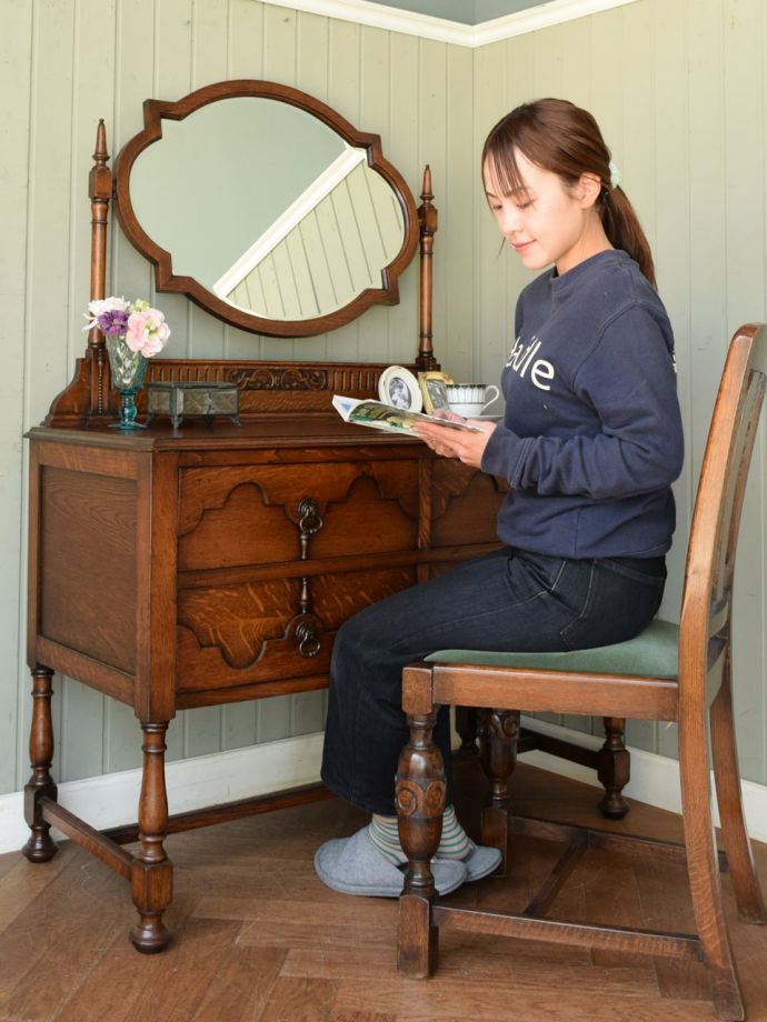 便利に使えるアンティークのドレッサー