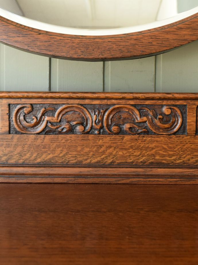 アンティーク家具らしい装飾