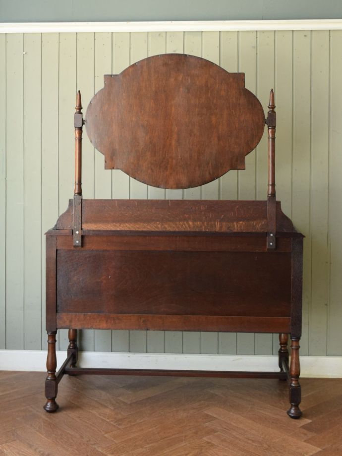 ドレッサーの後ろ姿