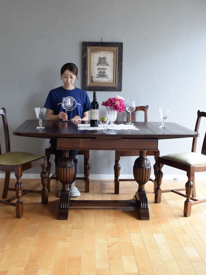 アンティークの伸長式ダイニングテーブル