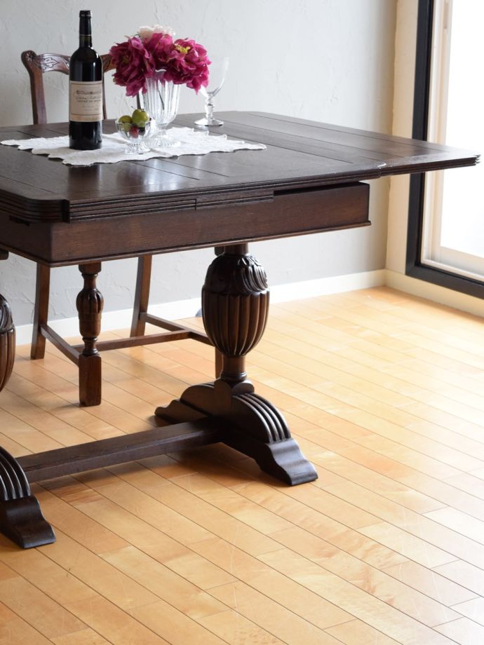伸長式のおしゃれなアンティークテーブル