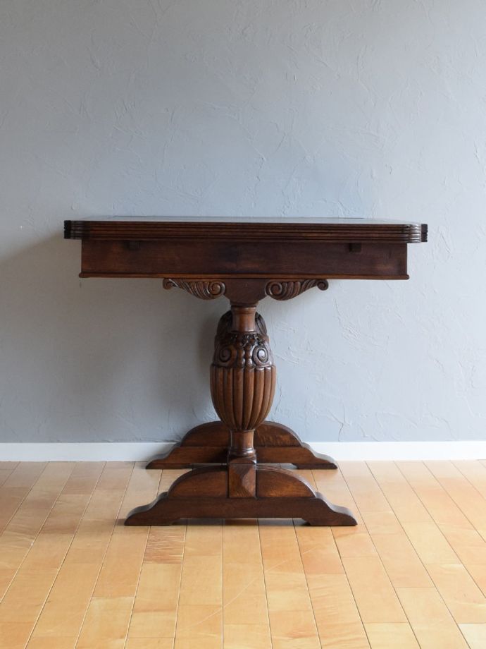 ドローリーフテーブルの横顔