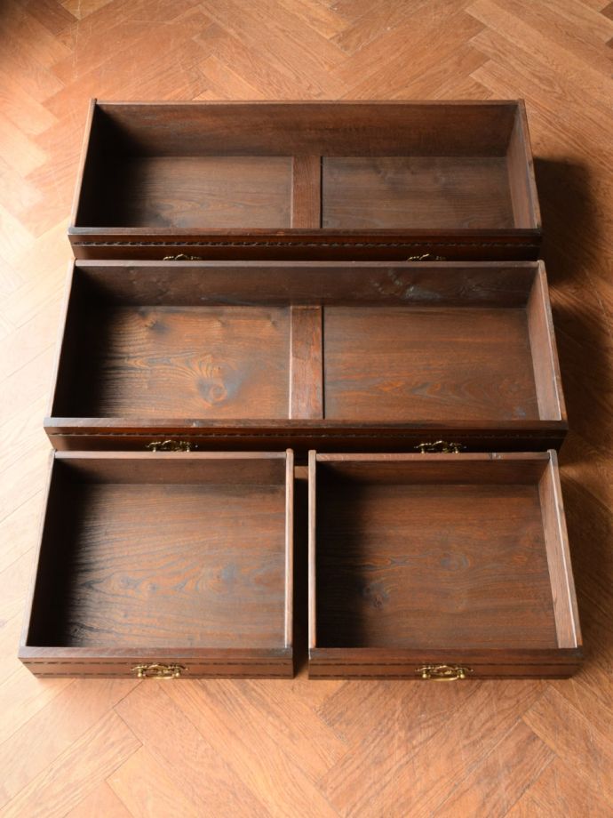 アンティークチェストの引き出しの中