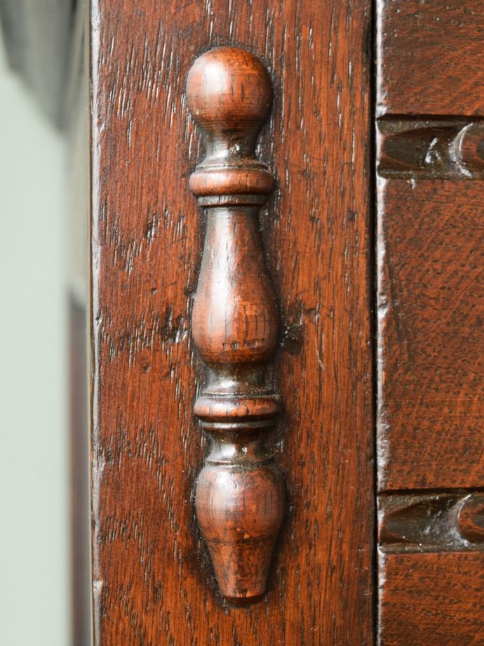 アンティークチェストの彫