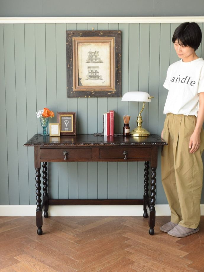 英国アンティークのコンソールテーブル