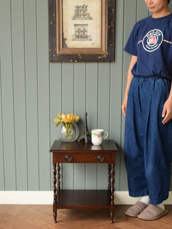 英国アンティークのサイドチェスト