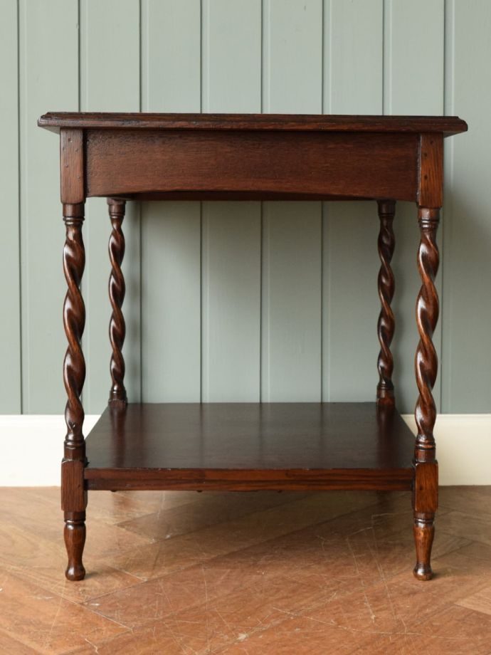 チェストの後ろ姿