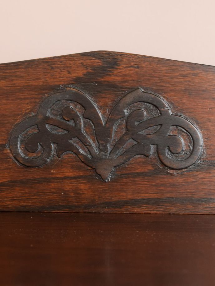 キャビネットの華やかな装飾