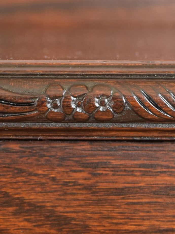 アンティーク家具の装飾