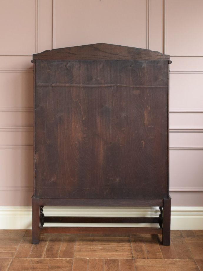 キャビネットの後ろ姿