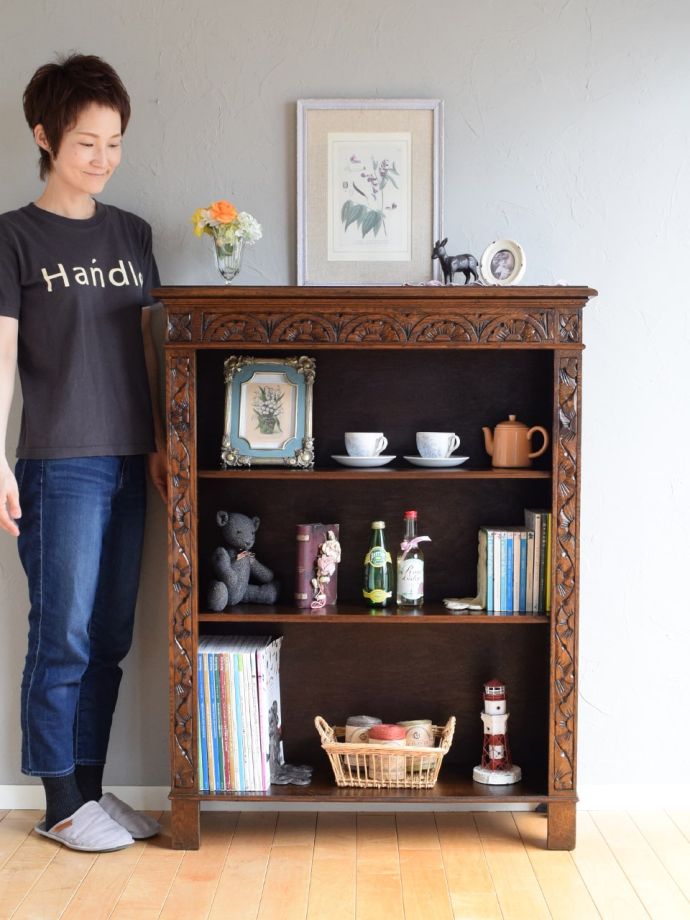 アンティークのオープンシェルフ