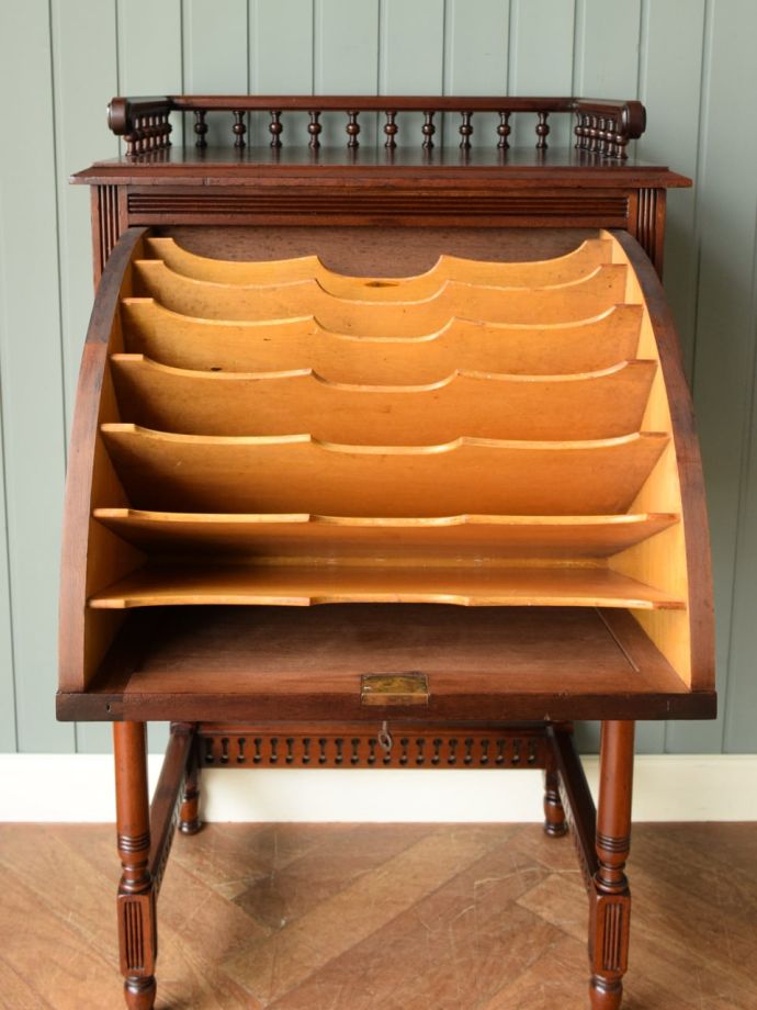 アンティークキャビネット扉の中