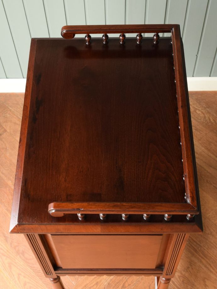 アンティークのキャビネットの天板