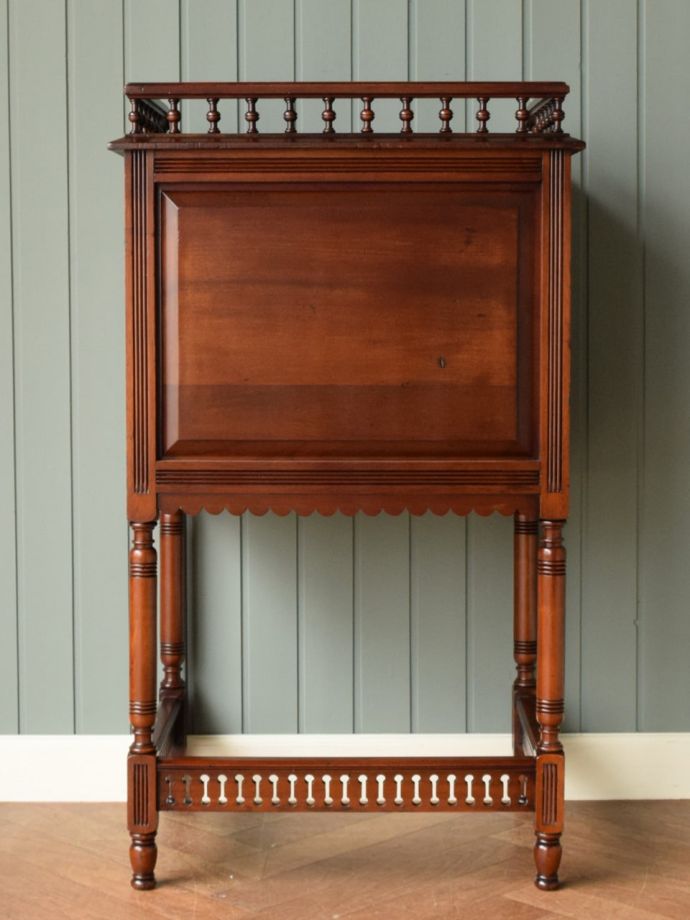 キャビネットの後ろ姿