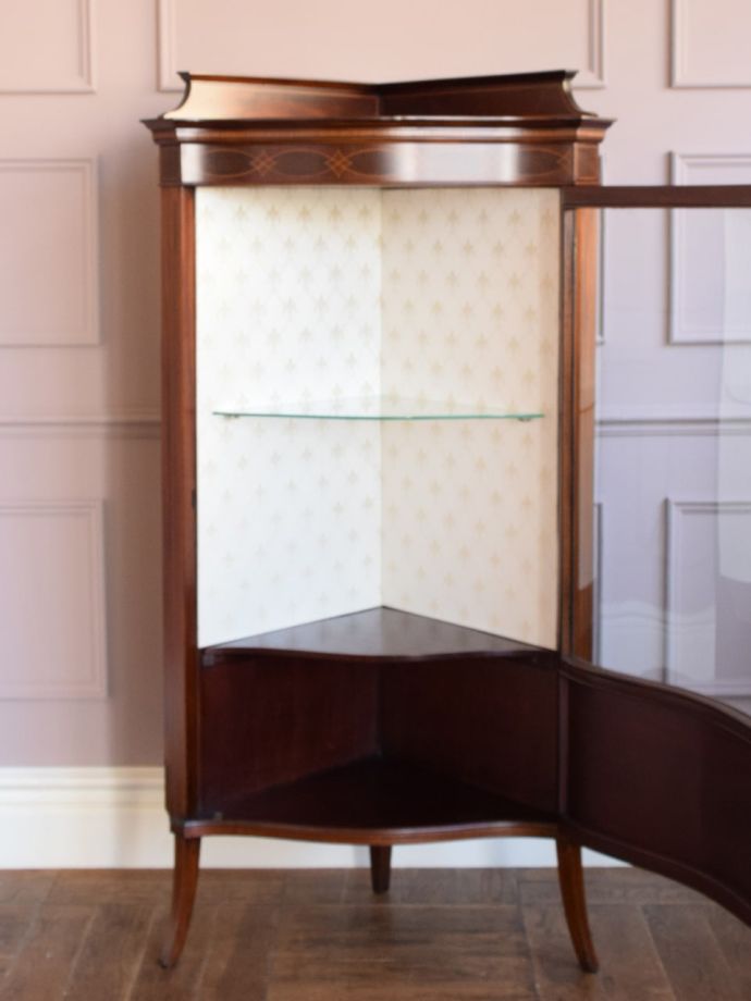 ガラスキャビネットの扉の中