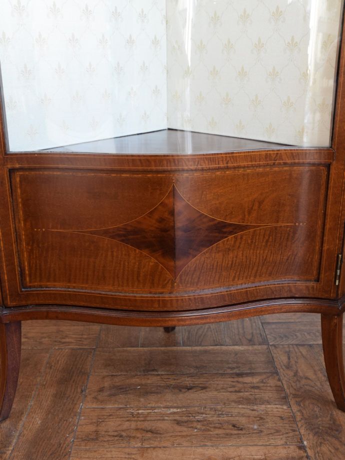 英国アンティーク家具らしい装飾