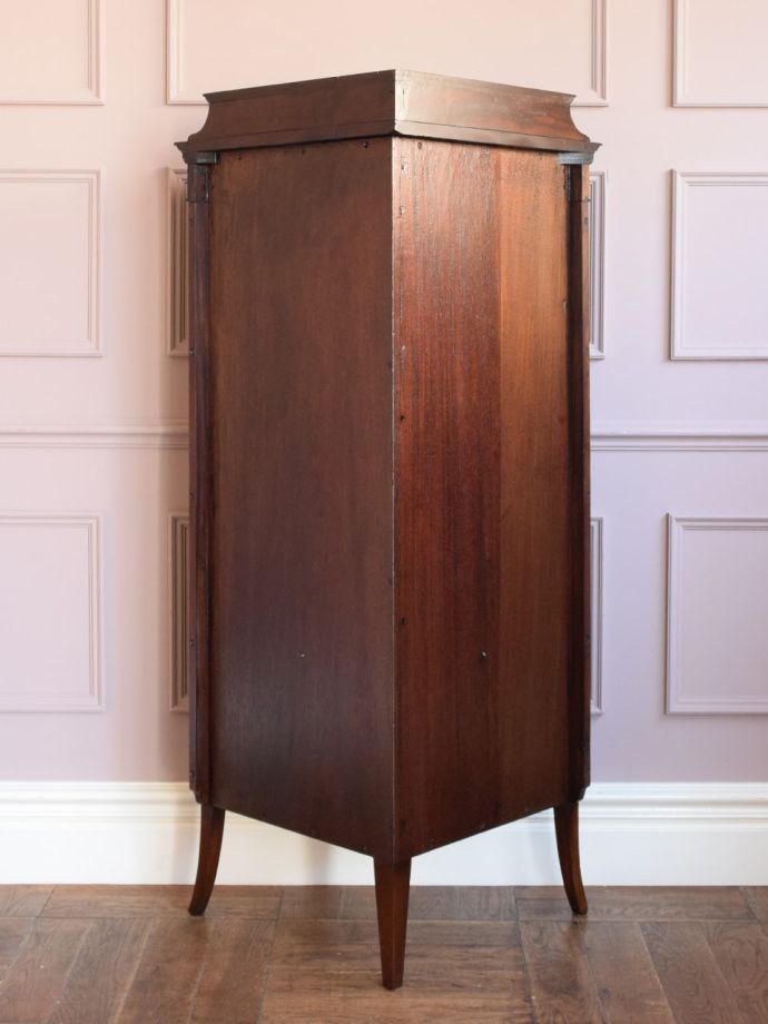 キャビネットの後ろ姿