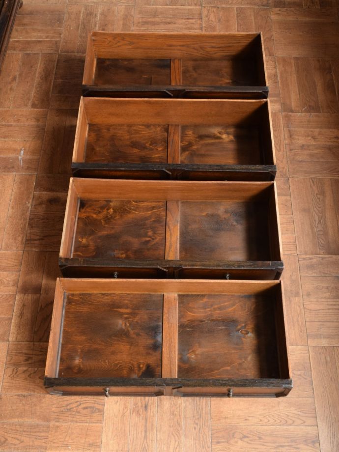 アンティークチェストの引き出しの中