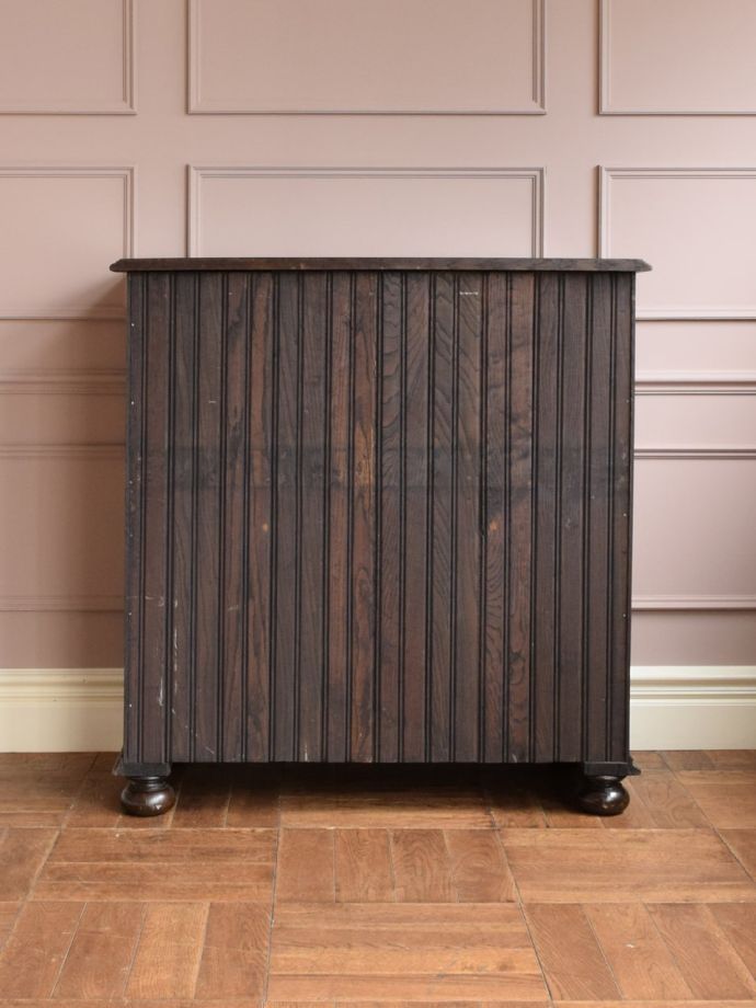 アンティークチェストの後ろ姿