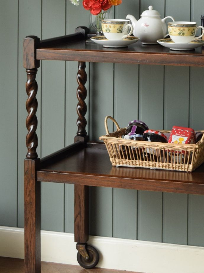 アンティーク家具らしさが漂うワゴン