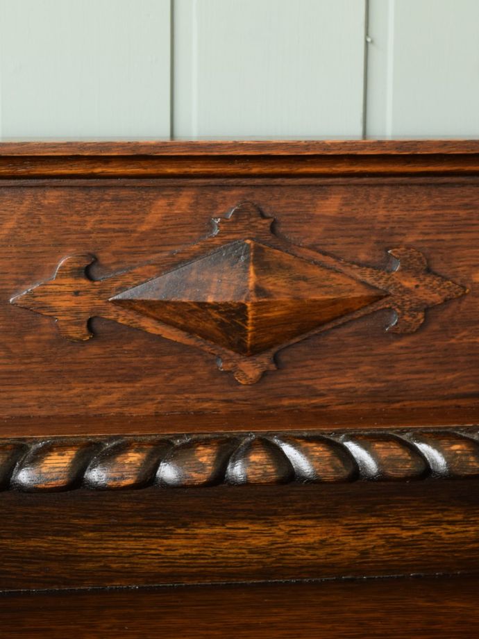 アンティーク家具の彫り