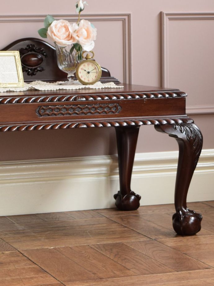 アンティーク家具らしい美しい杢目