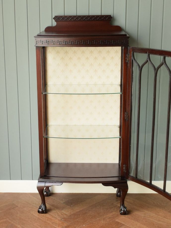 ガラスキャビネットの扉の中