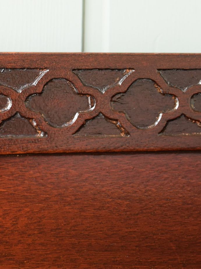 英国アンティーク家具らしい装飾