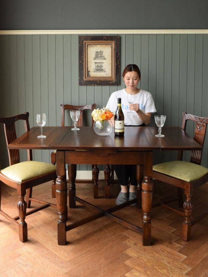 アンティークの伸長式ダイニングテーブル